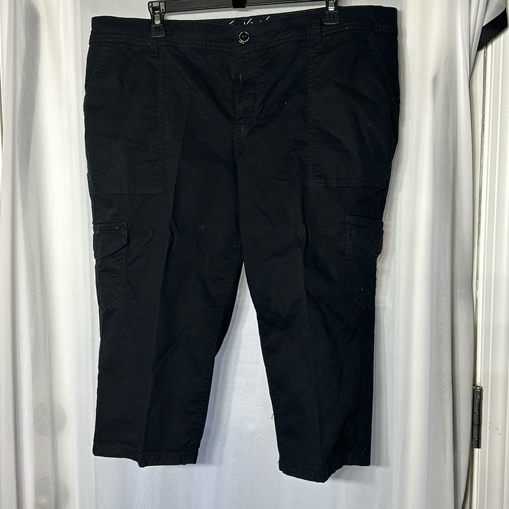 Gloria Vanderbilt All around slimming 16W black capris